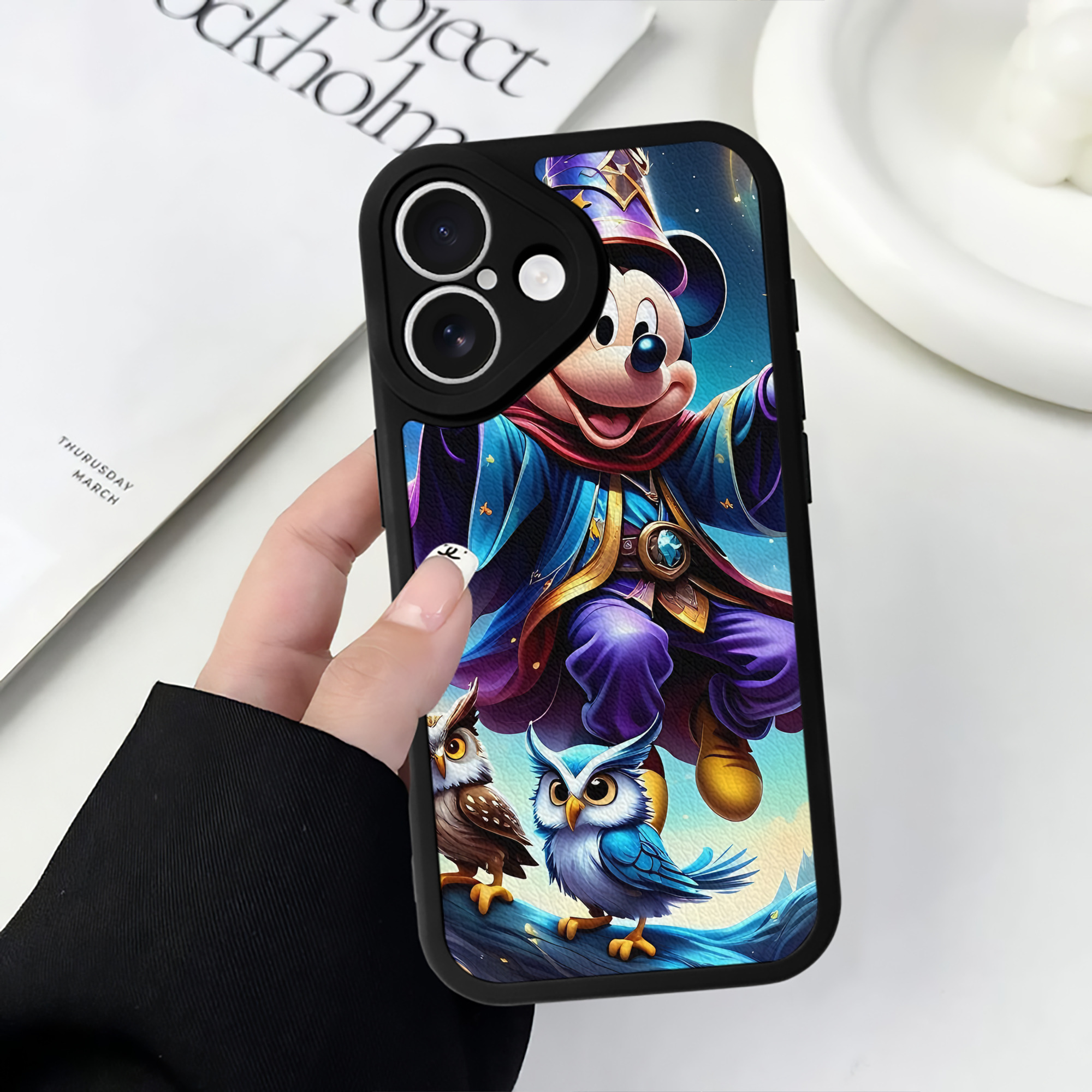 （画像用） ミッキーマウス Mickey Mouse 【iPhone 16シリーズ対応】シリコンスマホケース（レザー調） 材質：シリコン